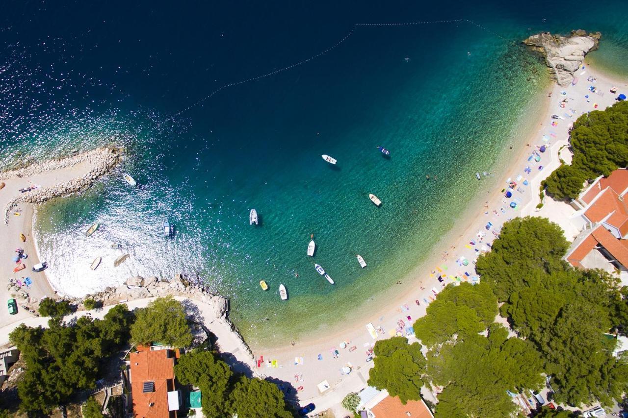 Apartments By The Sea Brela, Makarska - 11821 ภายนอก รูปภาพ