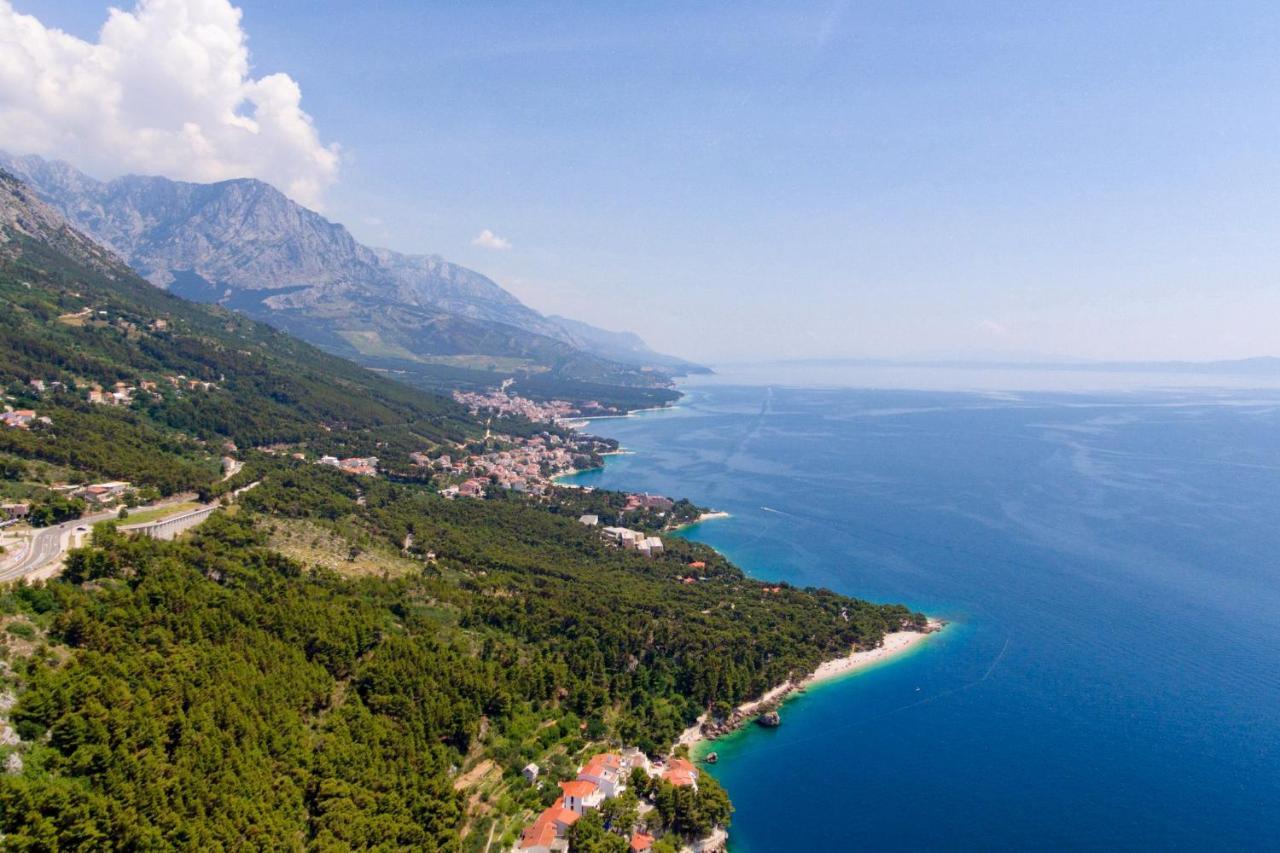 Apartments By The Sea Brela, Makarska - 11821 ภายนอก รูปภาพ