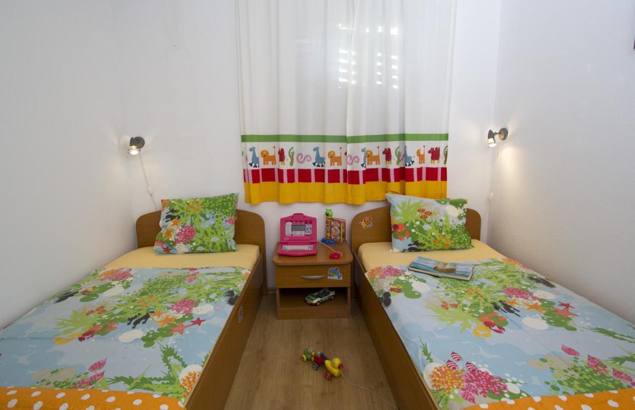 Apartments By The Sea Brela, Makarska - 11821 ภายนอก รูปภาพ